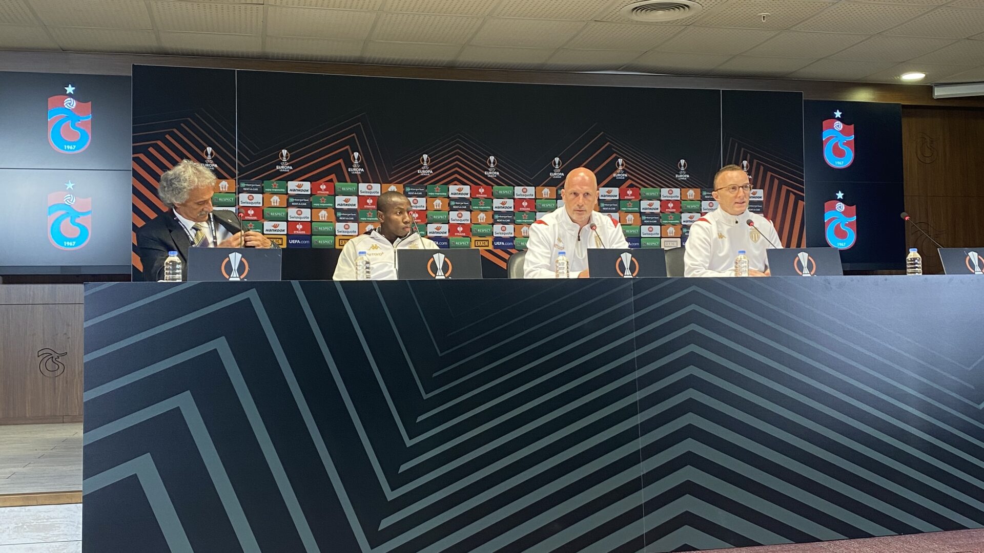 Mohamed Camara et Philippe Clement en conférence de presse avant la rencontre européenne face à Trabzonspor.
