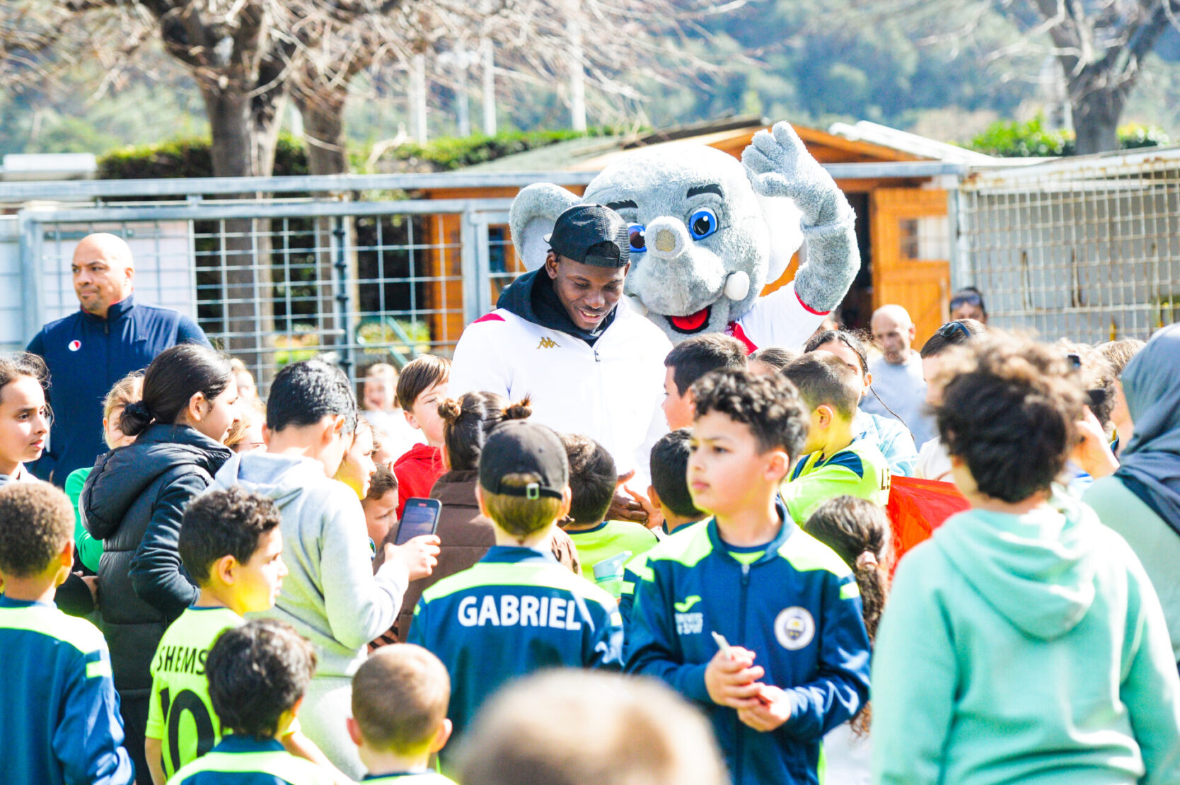 Breel Embolo (AS Monaco) au milieu des enfants de Carros pendant le Kids Tour.