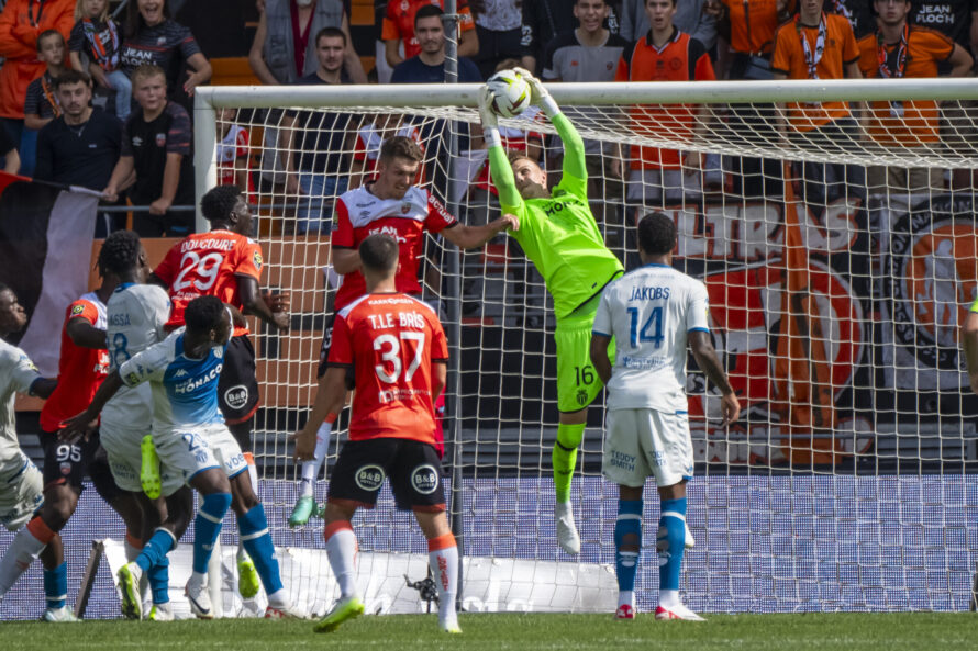 Philipp Köhn capte un ballon contre Lorient.