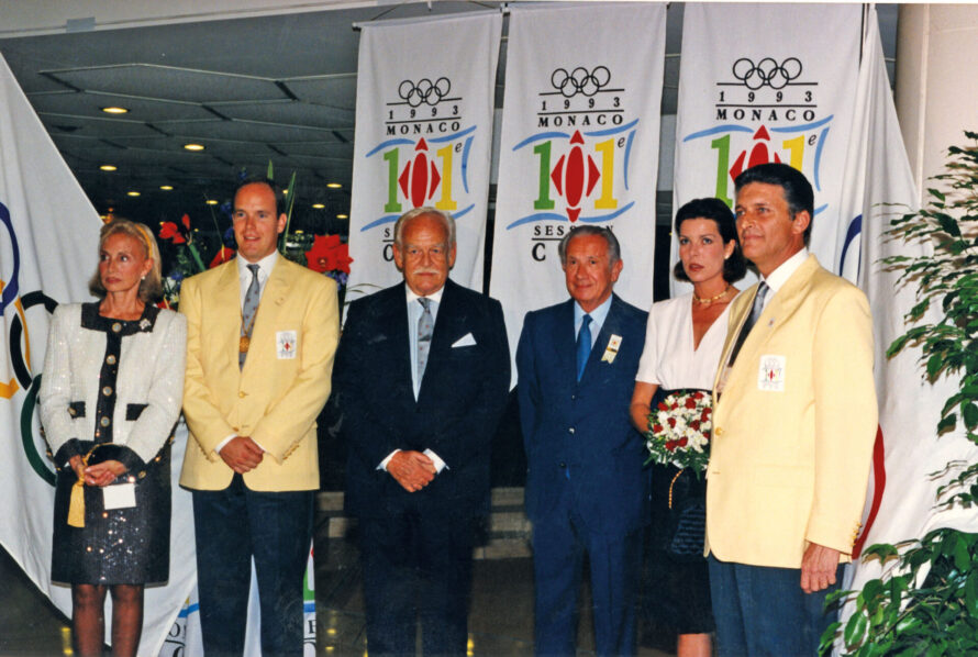 Le Prince entouré du président Samaranch et de son épouse, de la Princesse Caroline, du Prince Héréditaire Albert et d'Henri Rey lors de la 101e Session du CIO à Monaco en 1993.