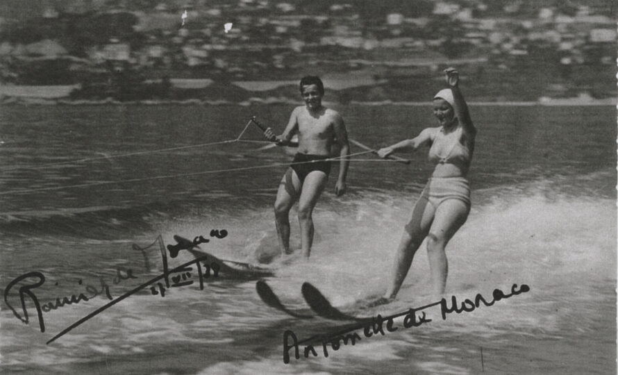 Le Prince Héréditaire Rainier et sa soeur, la Princesse Antoinette, faisant du ski nautique.