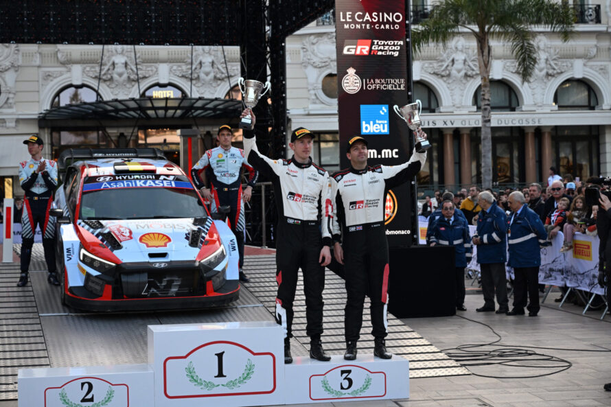 Thierry Neuville et Martijn Wydaeghe avec leurs trophées du 92e Rallye Monte-Carlo.