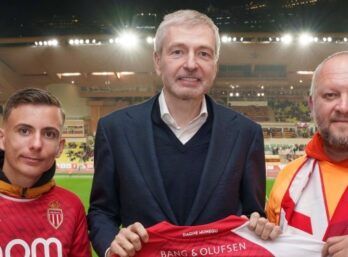 Dmitry Rybolovlev a remis un maillot à Denis Maccario, président fondateur de la Fondation Flavien, et Enzo