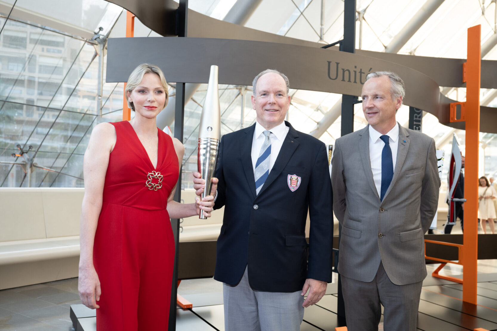 Le prince Albert II et la princesse Charlène avec la torche de Paris-2024 aux côtés de l'Ambassadeur de France.