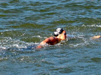 Lisa Pou en action dans la Seine pour le 10 km de natation marathon des Jeux olympiques de Paris 2024.