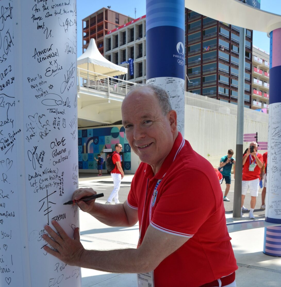 Le Prince Albert II a signé le mur de la paix au village olympique.