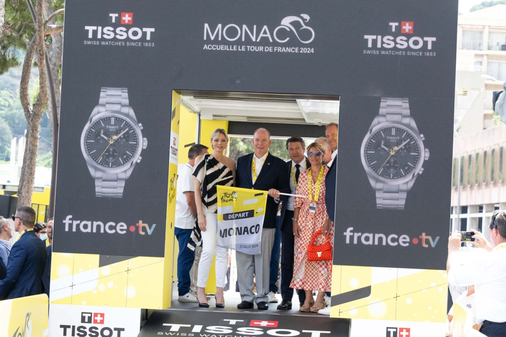 Le couple princier donne le coup d'envoi du contre-la-montre final du Tour de France 2024 à Monaco.