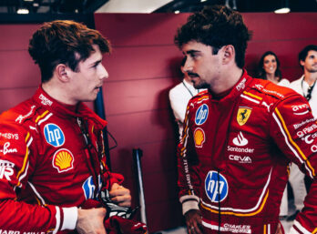 Arthur Leclerc et Charles Leclerc en pleine discussion dans le garage Ferrari.