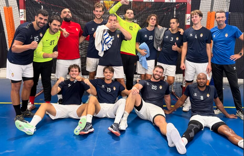 Nicolas Laronze et ses joueurs après la victoire de l'AS Monaco Handball à Narbonne.