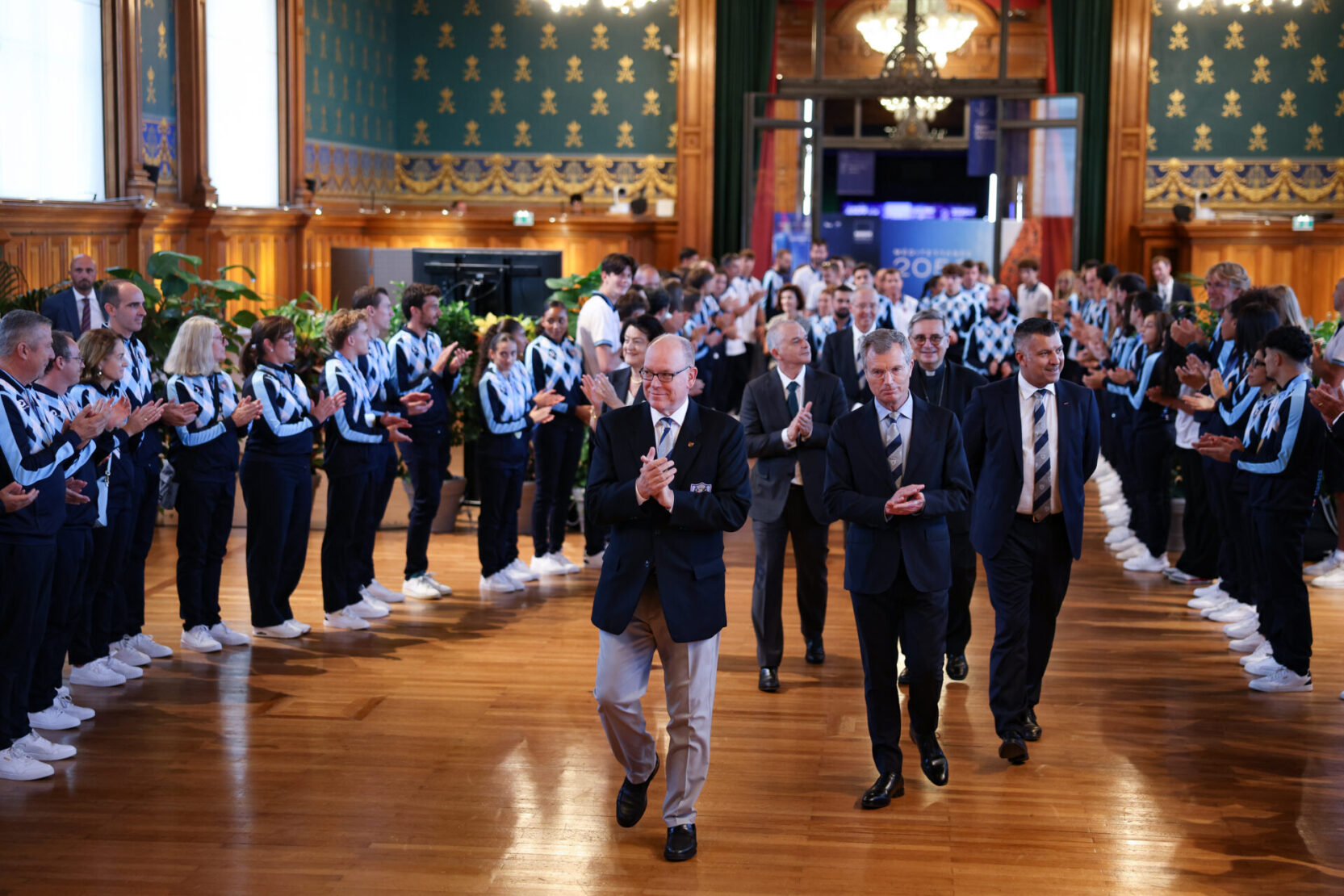 Le Prince Albert II applaudi par la délégation monégasque des derniers JPEE.
