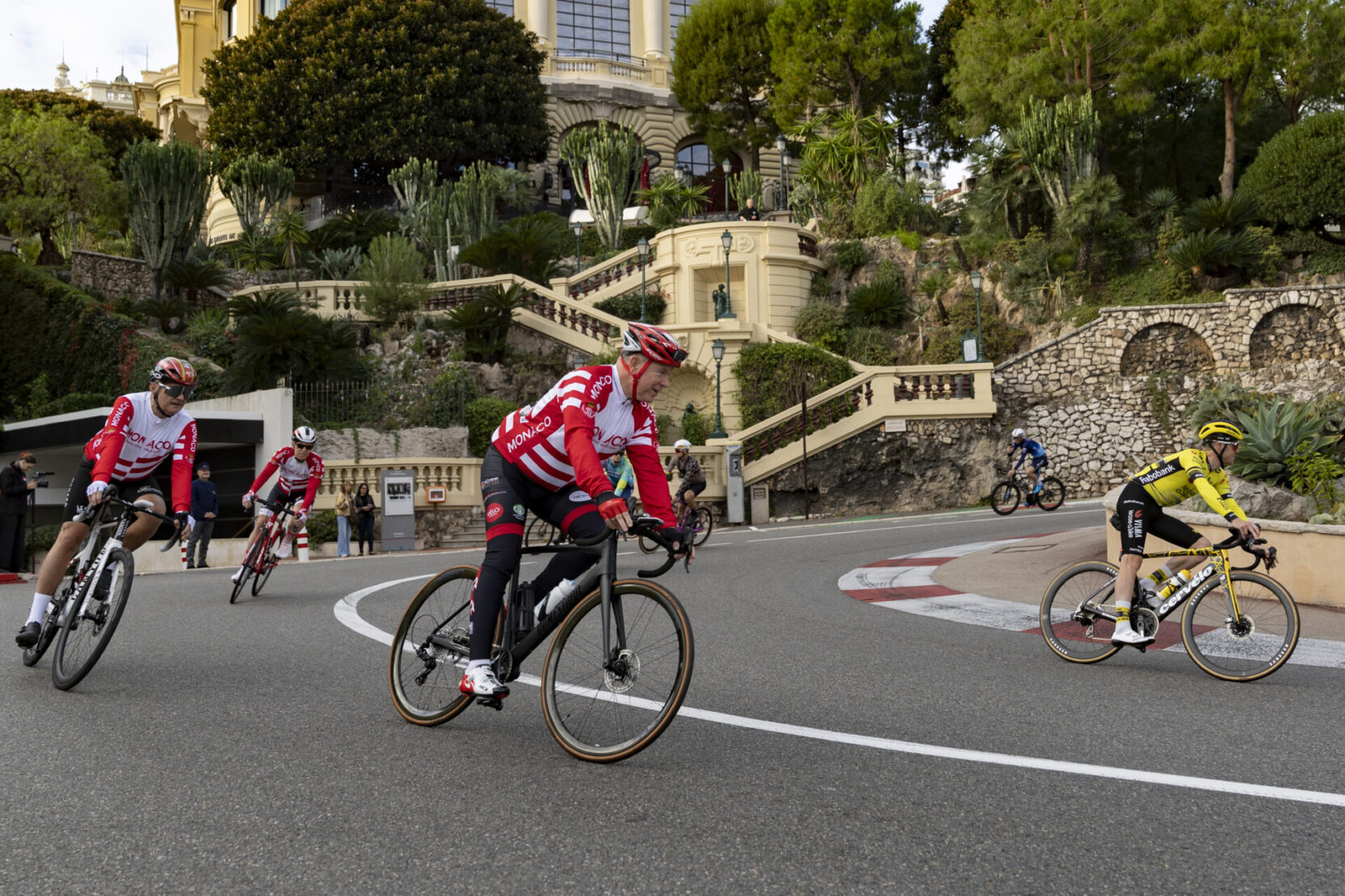 Le Prince Albert II à vélo à l'épingle du Fairmont.