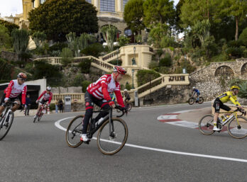 Le Prince Albert II à vélo à l'épingle du Fairmont.