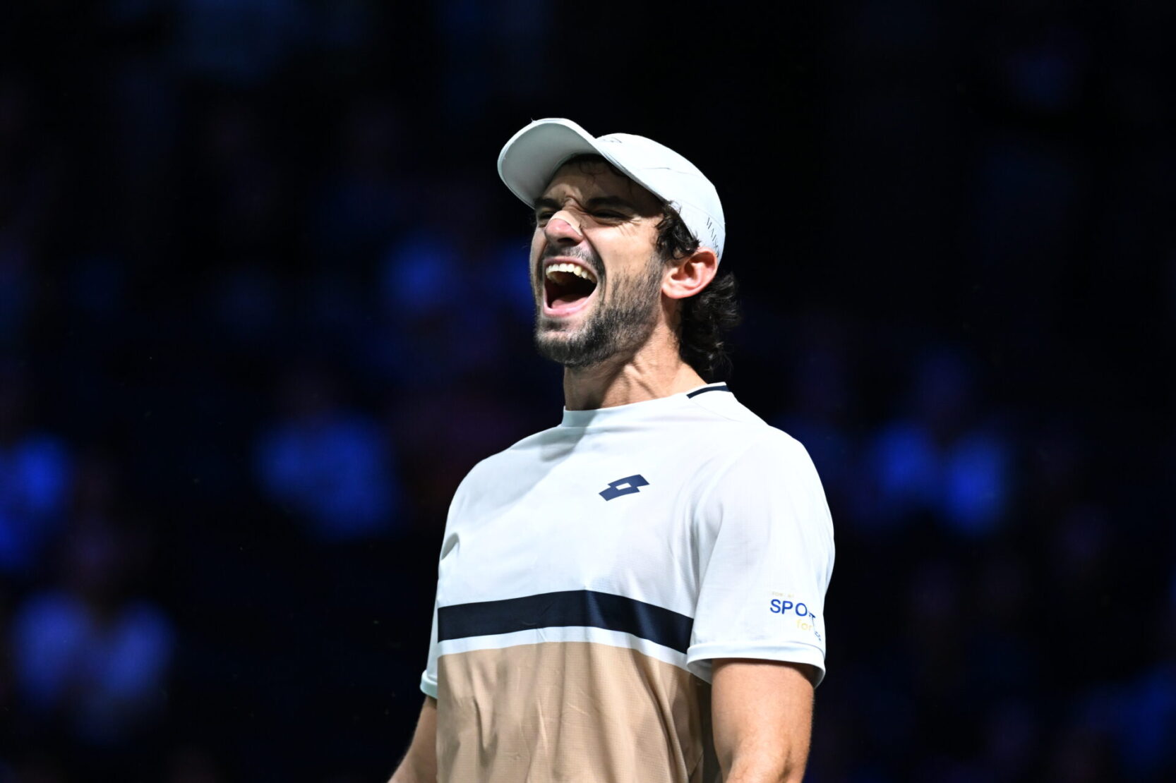 Valentin Vacherot exulte et rallie les quarts de finale du Rolex Paris Masters.