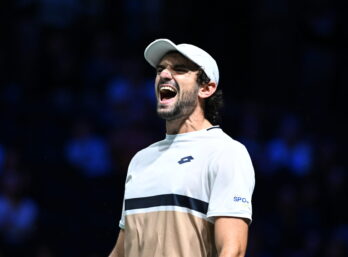 Valentin Vacherot exulte et rallie les quarts de finale du Rolex Paris Masters.