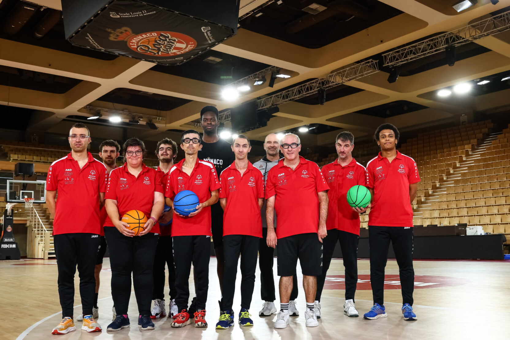 ONE TEAM - Yoan Makoundou et Ilias Kantzouris avec les sportifs de Special Olympics Monaco.