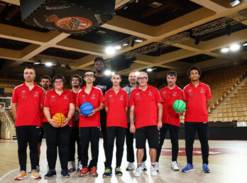 ONE TEAM - Yoan Makoundou et Ilias Kantzouris avec les sportifs de Special Olympics Monaco.