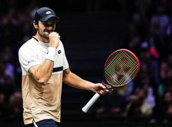 Valentin Vacherot, le poing rageur à Paris contre son cousin Arthur Rinderknech.