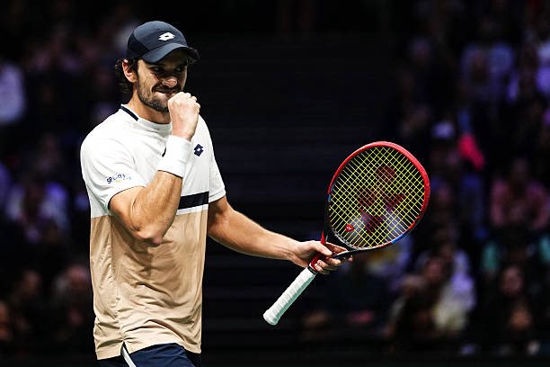 Valentin Vacherot, le poing rageur à Paris contre son cousin Arthur Rinderknech.
