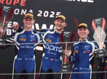 L'équipage de McLaren Louis Prette / Adam Smalley / Dean Macdonald célèbre sa victoire à Barcelone en Endurance.