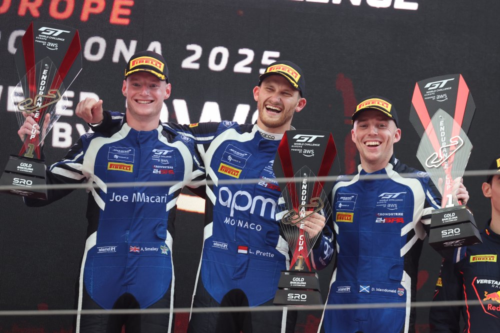 L'équipage de McLaren Louis Prette / Adam Smalley / Dean Macdonald célèbre sa victoire à Barcelone en Endurance.