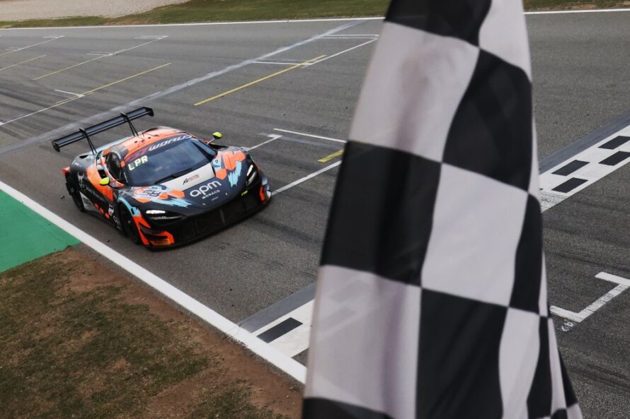 La McLaren n°58 franchissant le drapeau à damier.