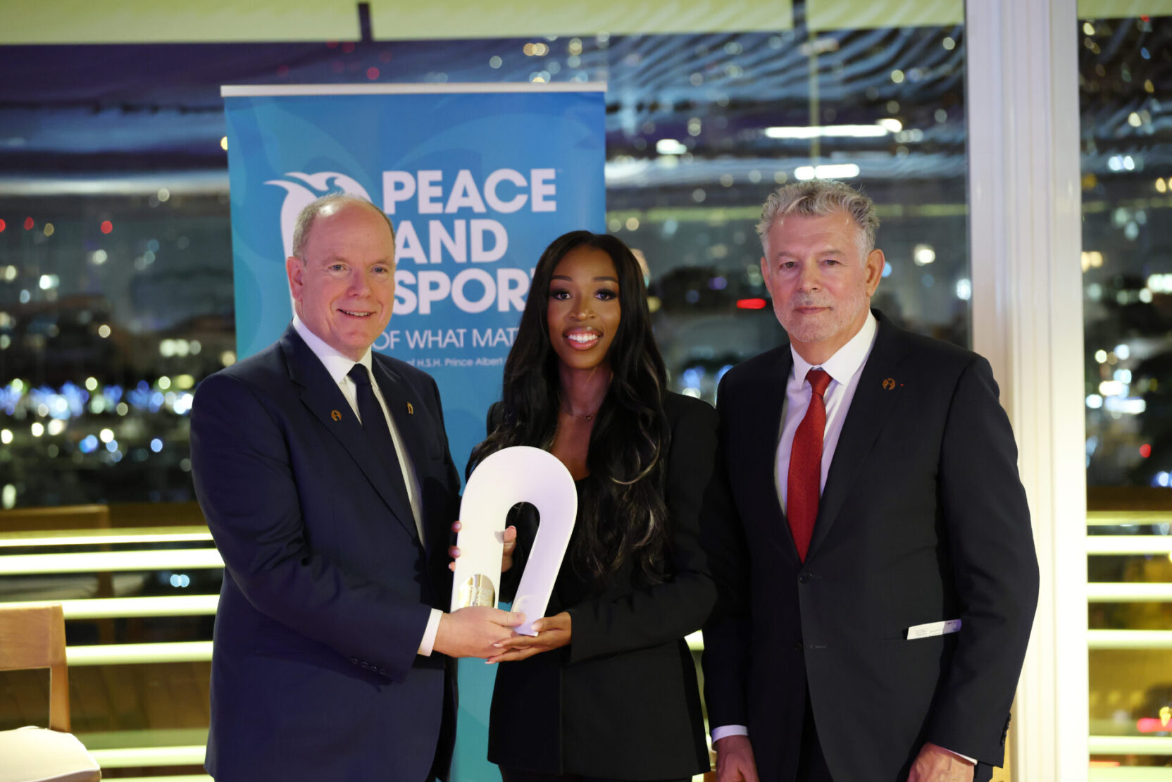Le Prince Albert II, Grace Geyoro la championne de la paix 2025 et Joël Bouzou.