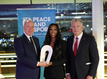 Le Prince Albert II, Grace Geyoro la championne de la paix 2025 et Joël Bouzou.