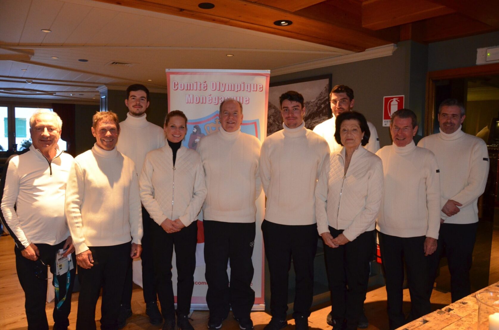 Le Prince Albert II entouré de l’ensemble de la délégation monégasque aux JO d'hiver de Milan-Cortina.