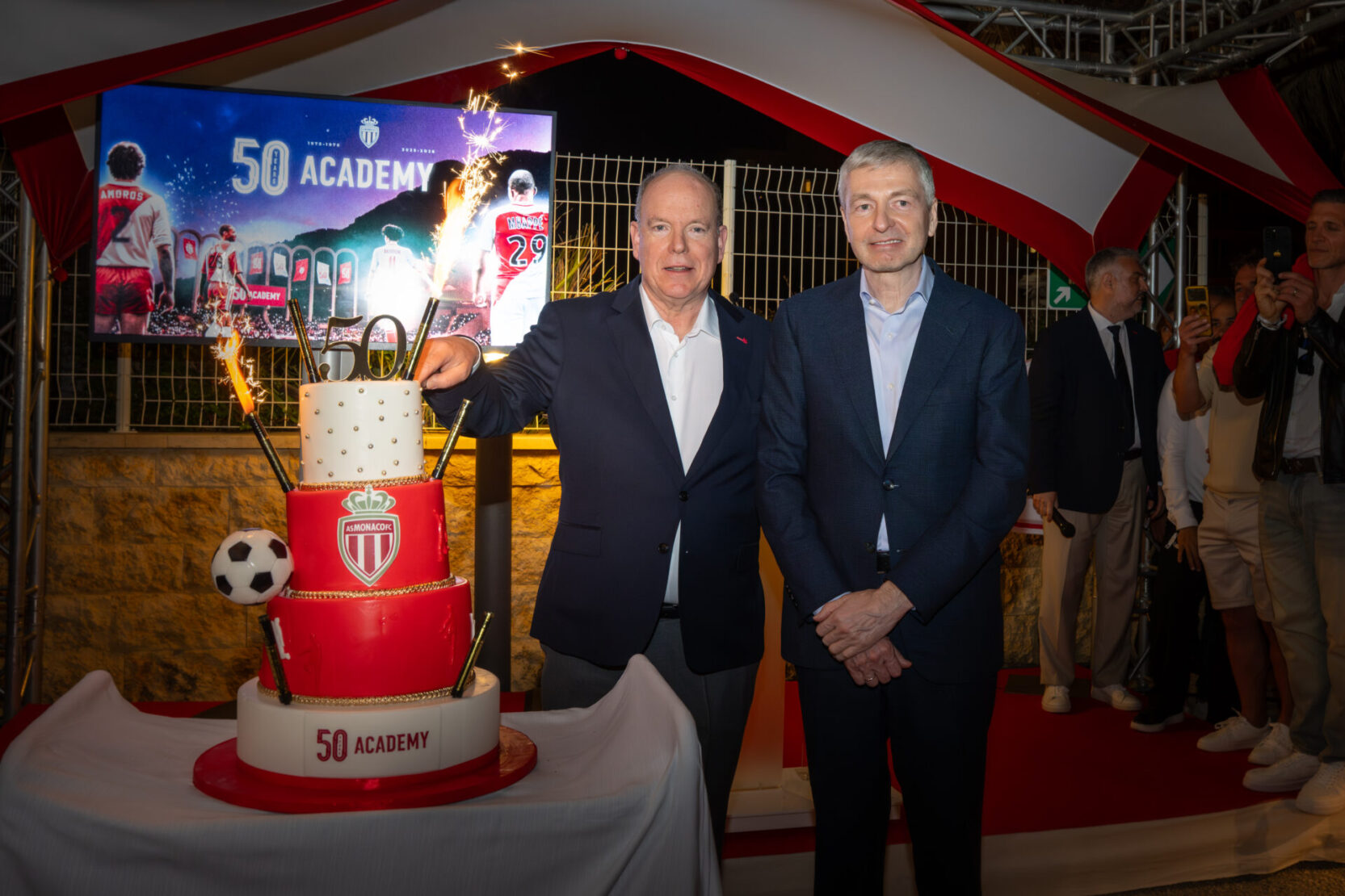 Le Prince Albert II et le président Dmitry Rybolovlev ont découpé le gâteau d'anniversaire de l'Academy à la Diagonale.