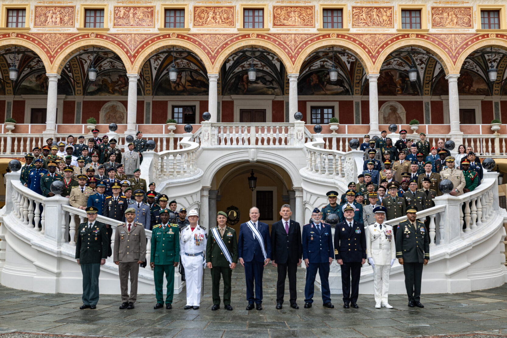 Le Prince Albert II pose avec toutes les délégations de la 81e AG du CISM au Palais Princier lors d'une cérémonie militaire (1).