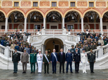 Le Prince Albert II pose avec toutes les délégations de la 81e AG du CISM au Palais Princier lors d'une cérémonie militaire (1).