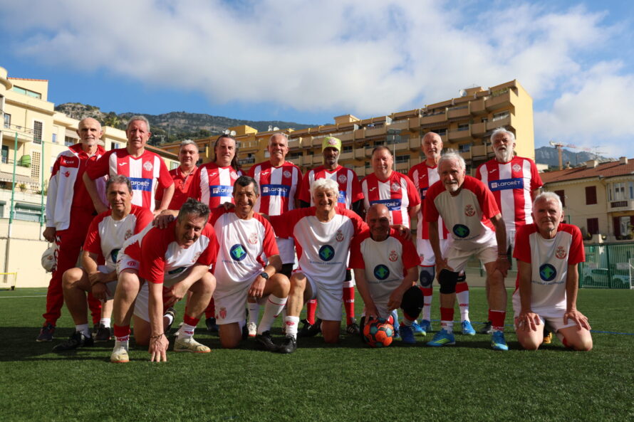 Le Walking Foot Monaco. (De gauche à droite) Debout : Roland Terzano, Eric Arella, Laurent Leblanc, John Delepine, Robert Maggengo, Nir, Christian Bozza, Giorgio Giananti, Patrick Boschi.Accroupis : Rémy Lopez, Franck Merlo, Raymond Mariottini, Jean-François Taburchi, Alain Themelin, Patrice Ehret, Jean-Yves Dumont.