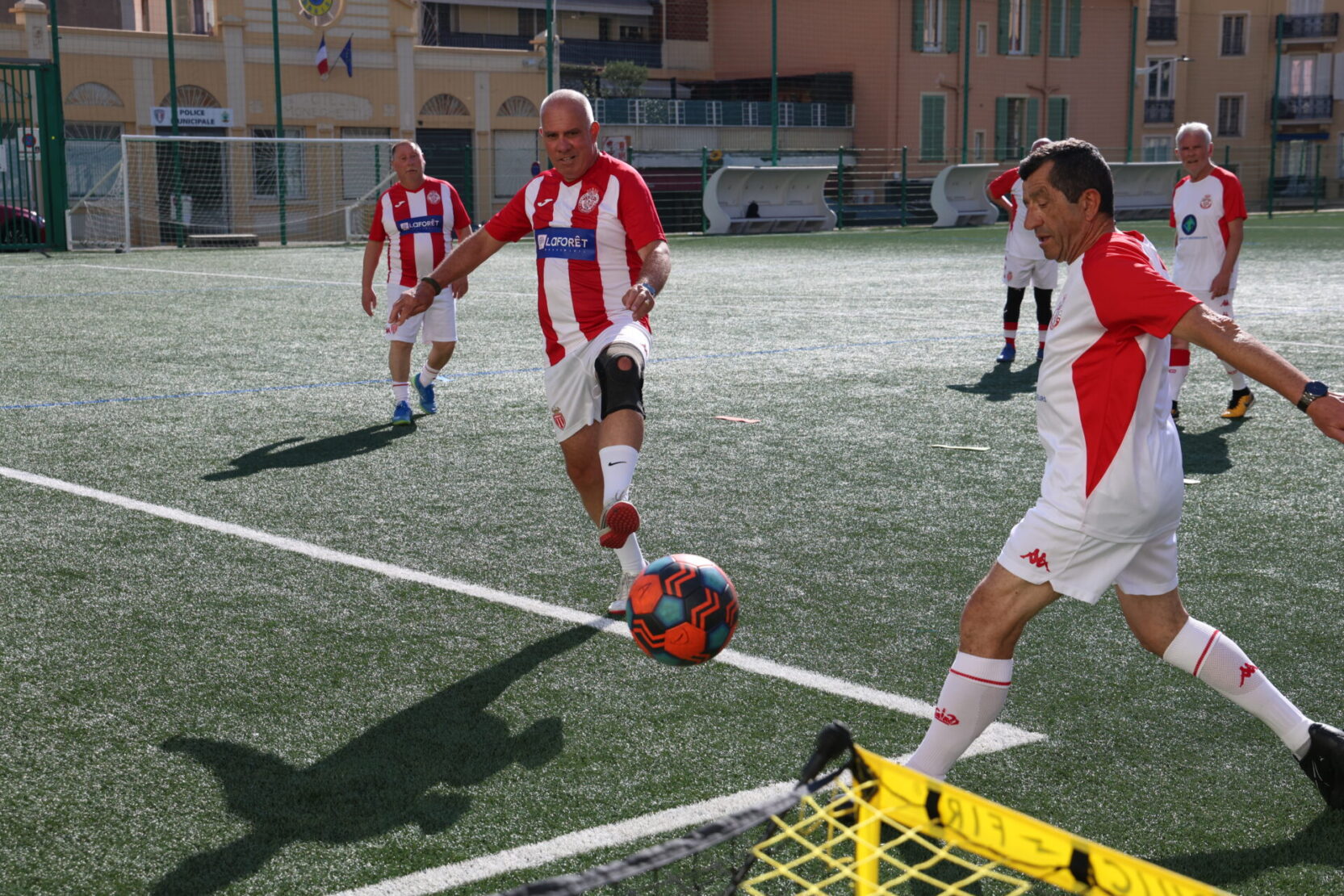Un joueur du Walking Foot Monaco arme une frappe.