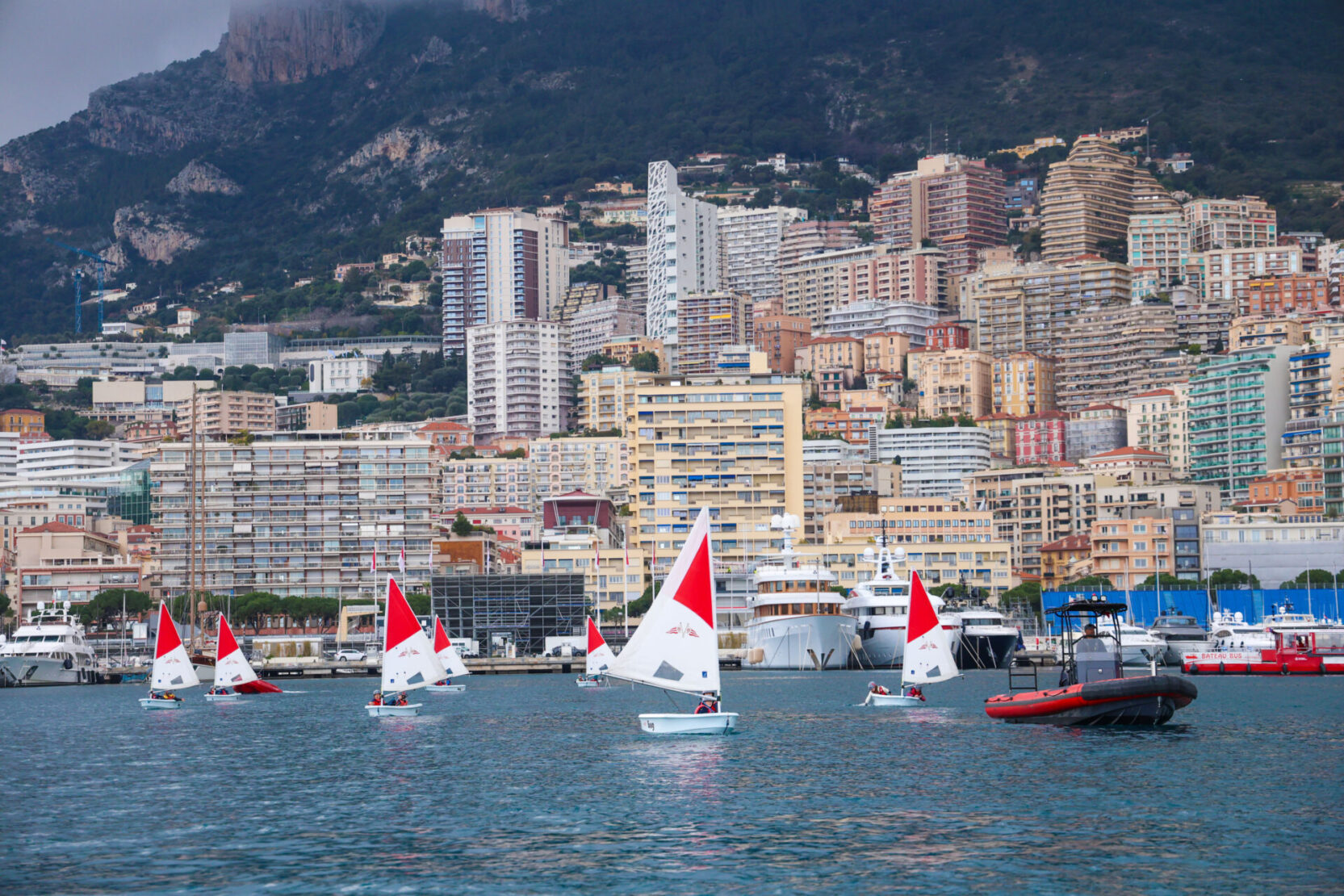 Les jeunes moussaillons du Yacht Club de Monaco.