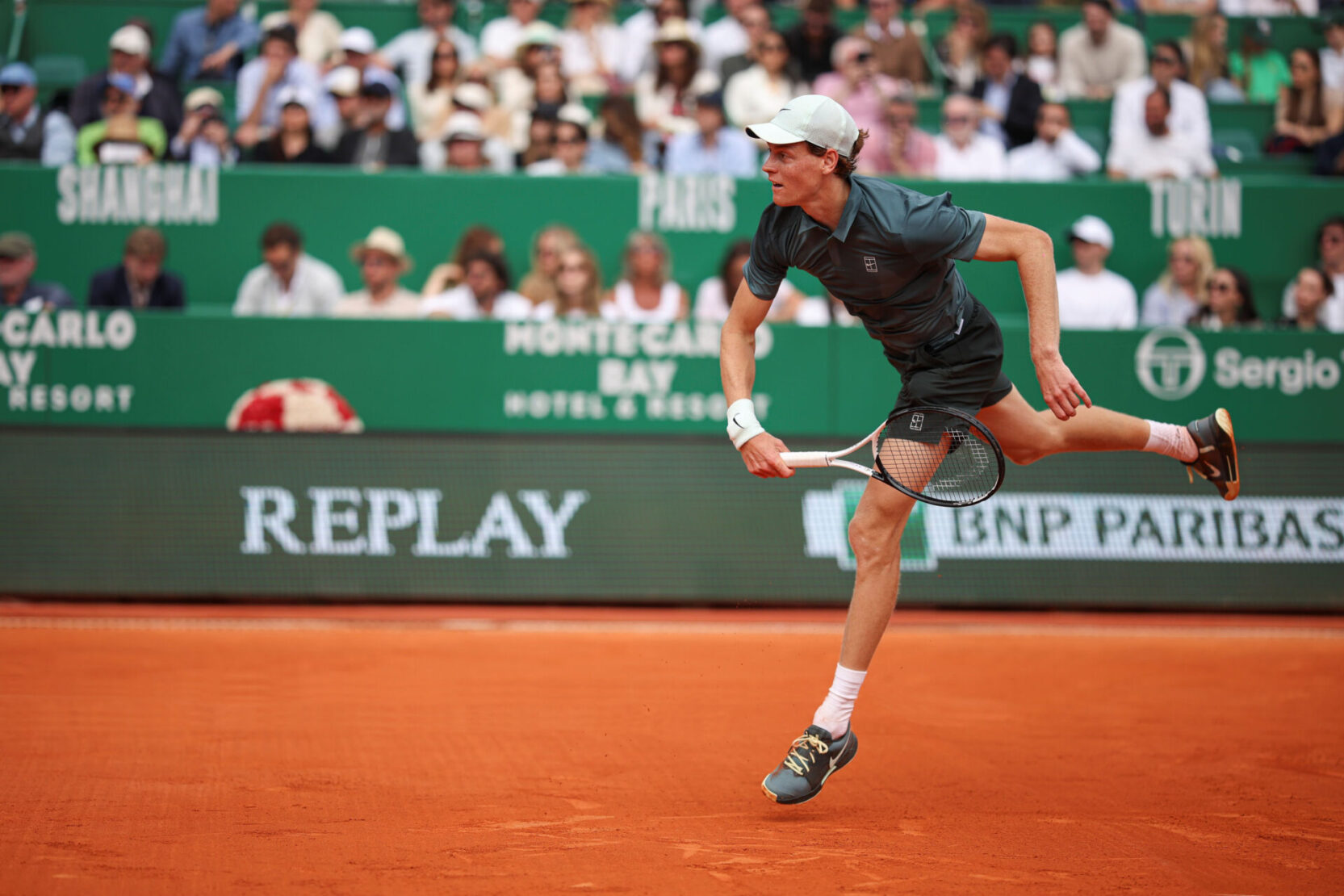 Jannik Sinner s'est offert, sur l'ocre du Monte-Carlo Country Club, son premier titre et a retrouvé la première place mondiale.