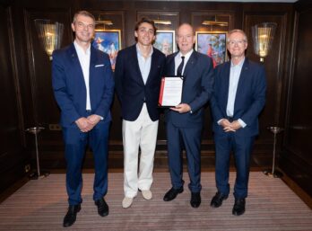 Le Prince Albert II tenant la certification ISO 20121:2024 délivrée à la Fédération monégasque d'athlétisme, au côté de Frédéric Coquard, Mondo Duplantis et Rodolphe Berlin.