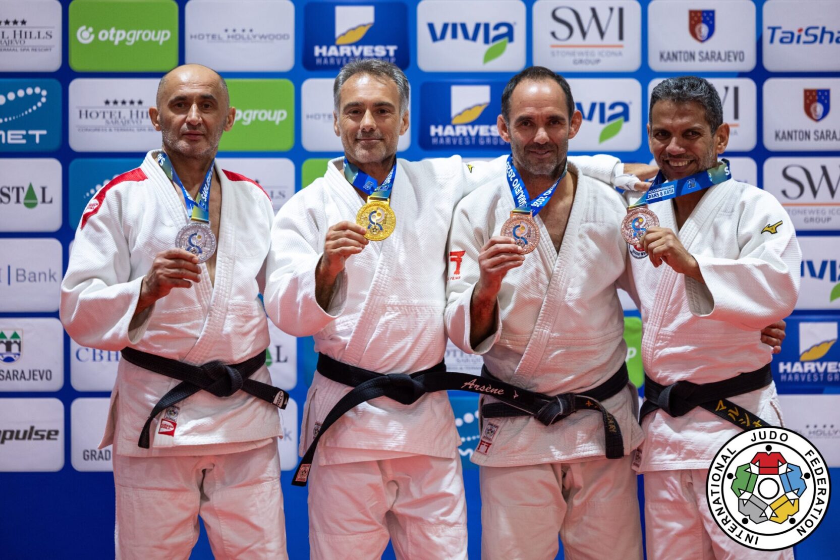 Arsène Canet (Judo Club de Monaco), le deuxième en partant de la gauche, avec sa médaille d'or.