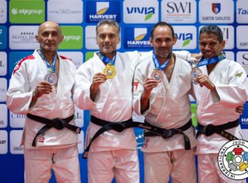 Arsène Canet (Judo Club de Monaco), le deuxième en partant de la gauche, avec sa médaille d'or.